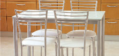 Mesa, sillas y taburetes